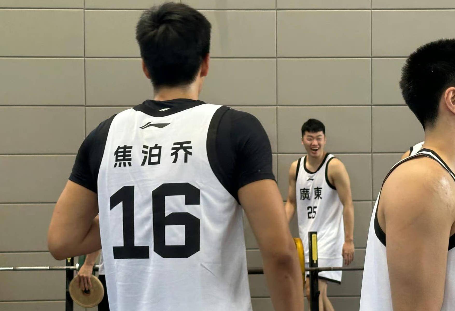 今夜NBA常规赛焦点战，武汉三镇完成官宣签约，形势明朗，阵容厚度经受考验的简单介绍