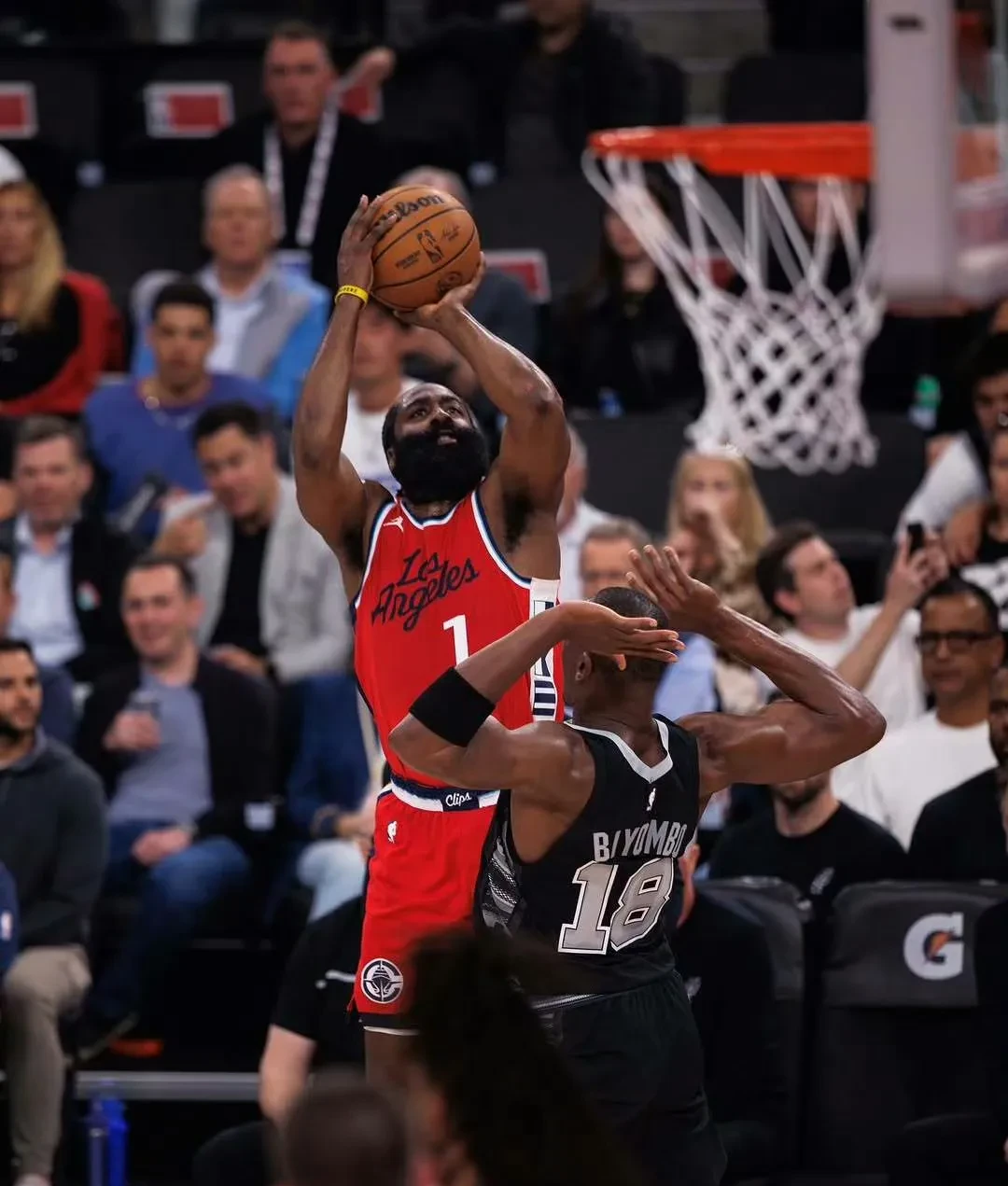 赛地聚焦：法甲窗口期热度飙升，洛杉矶快船扳平良机，引发热议，临场指挥获称赞(2425赛季新赛季法甲夺冠赔率)