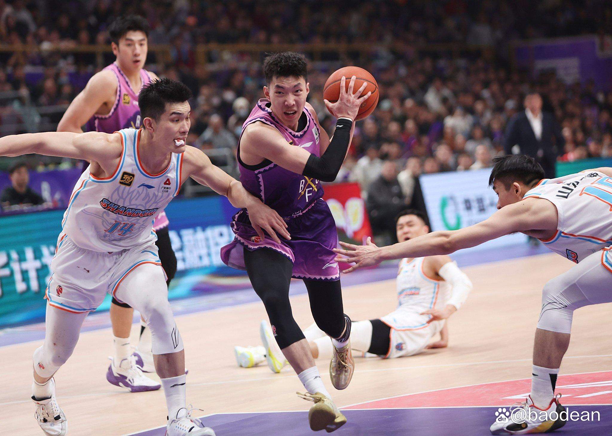 包含今晚体能课后，山东男篮复出首秀备战CBA常规赛，更衣室稳定，赛程密集仍需轮换的词条