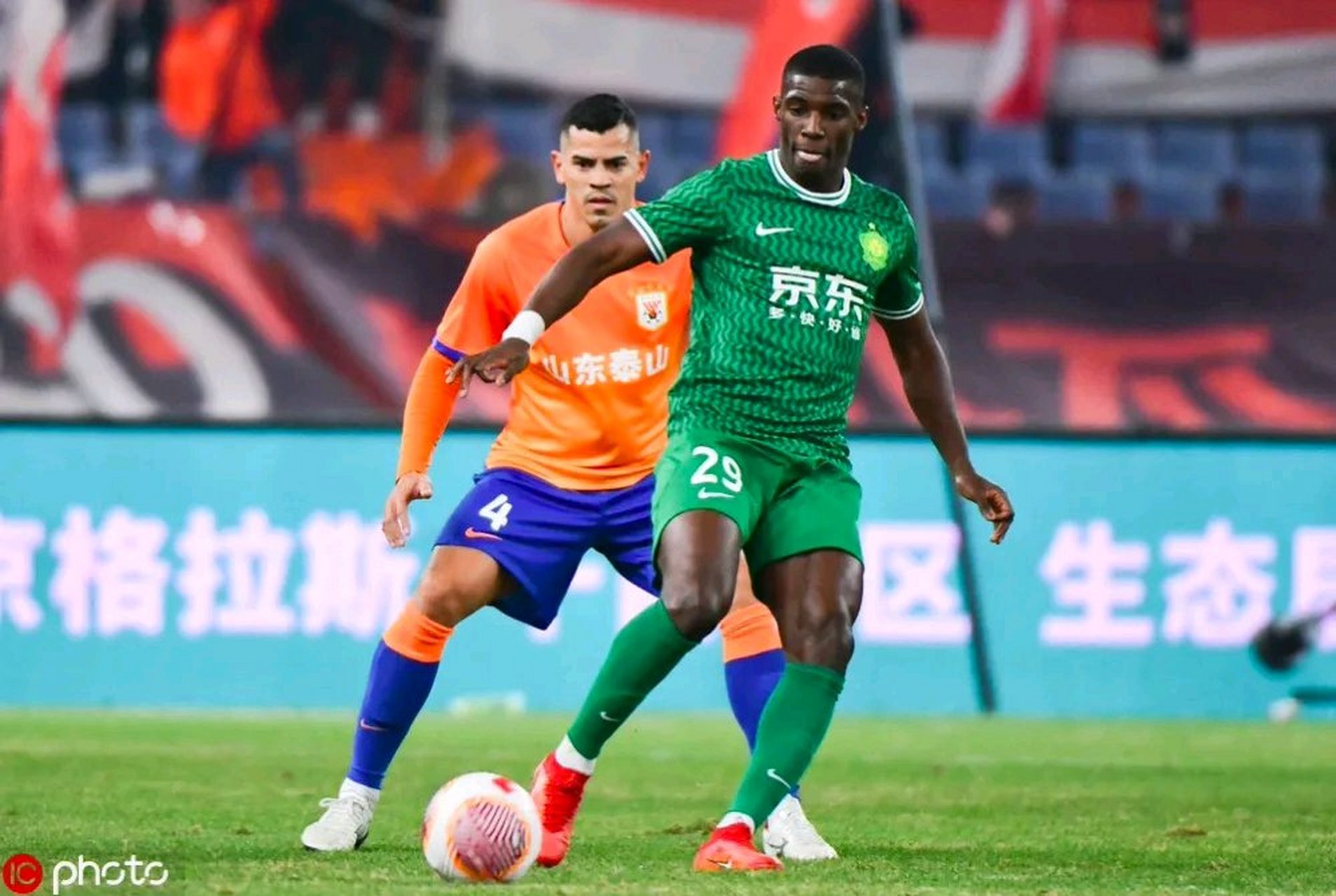 包含布莱顿训练开放日；冲刺阶段门线救险引欢呼；中超在即；赛程密集仍需轮换的词条